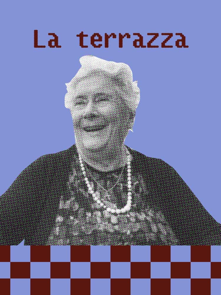 Donna anziana sorridente con collana di perle su sfondo blu, con testo "La terrazza" e bordo a scacchiera marrone e blu. Donna anziana sorridente con collana di perle su sfondo blu, con testo "La terrazza" e bordo a scacchiera marrone e blu.
